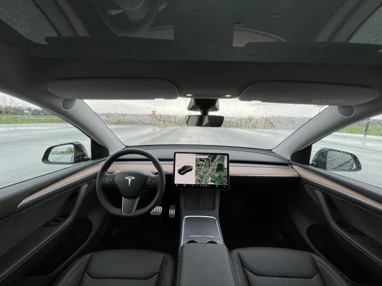 Clean dizajn iznutra: U Tesli nema nikakvih tipki, već sve namještate na glavnom ekranu 