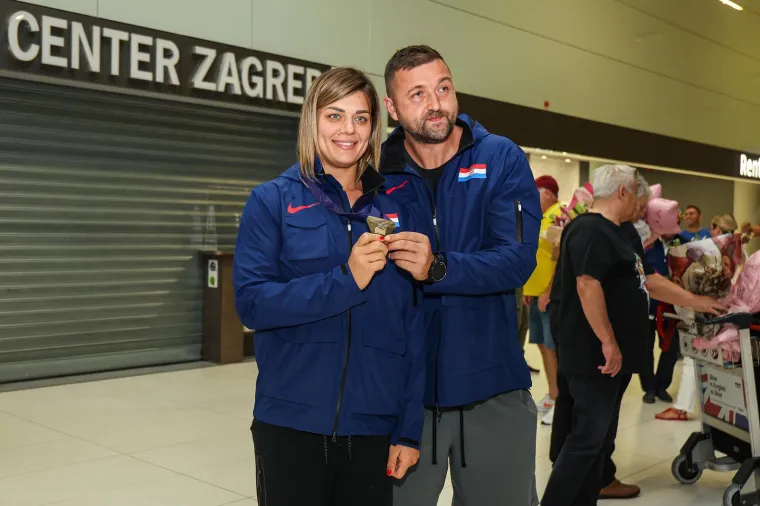 Sandra Perković zagolicala maštu u spektakularnoj haljini: Nije se odvajala od zgodnog dečka, ali svi su gledali samo nju