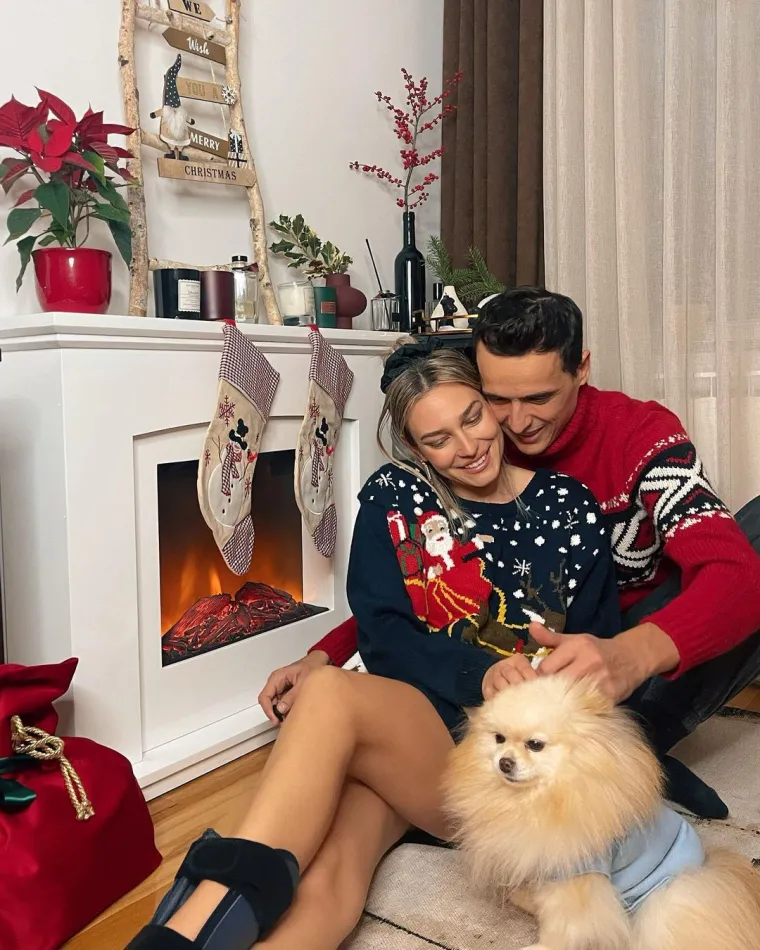 Na fotografiji prepunoj božićnih motiva Sonja pozira sa svojim zaručnikom i psom. &quot;Pa što ćemo mi bez tebe”, “Kako ste slatki”, “Predivni ste, pravi golupčići”, komentirali su im mnogi. Također, mnogi su im pratitelji zaželjeli sve najbolje za blagdane.