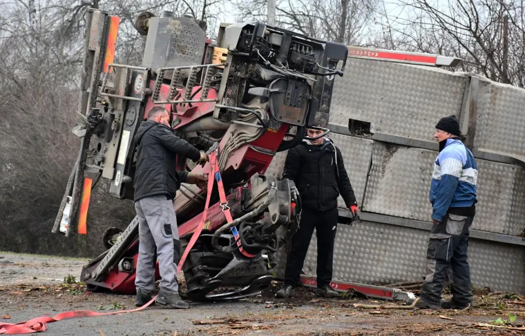 Užasni prizori s mjesta nesreće u kojoj su kamion i automobil sletjeli u kanal. Život jednog vozača ugrožen