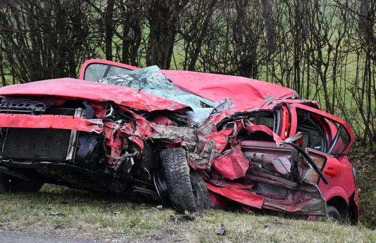 Užasni prizori s mjesta nesreće u kojoj su kamion i automobil sletjeli u kanal. Život jednog vozača ugrožen