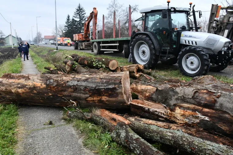 Užasni prizori s mjesta nesreće u kojoj su kamion i automobil sletjeli u kanal. Život jednog vozača ugrožen