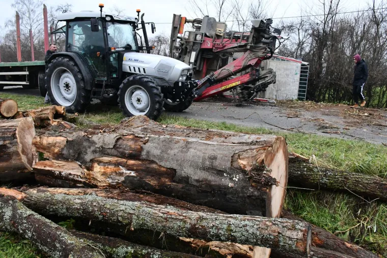 Užasni prizori s mjesta nesreće u kojoj su kamion i automobil sletjeli u kanal. Život jednog vozača ugrožen