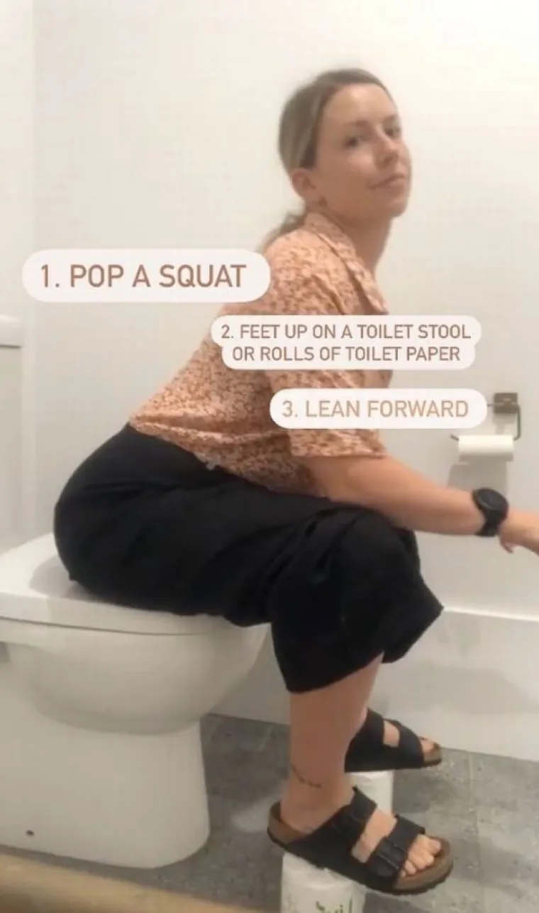 1. Napravite čučanj! Prva stvar koju je Georgia htjela od svojih pratitelja bila je da promijene položaj sjedenja na WC školjki te im je rekla da &quot;čučnu&quot;. Ona je na snimci pokazala kako treba sjediti na WC školjci: držite noge širom raširene, a stopala ravna na podu i koljena savijena kao da radite čučanj.