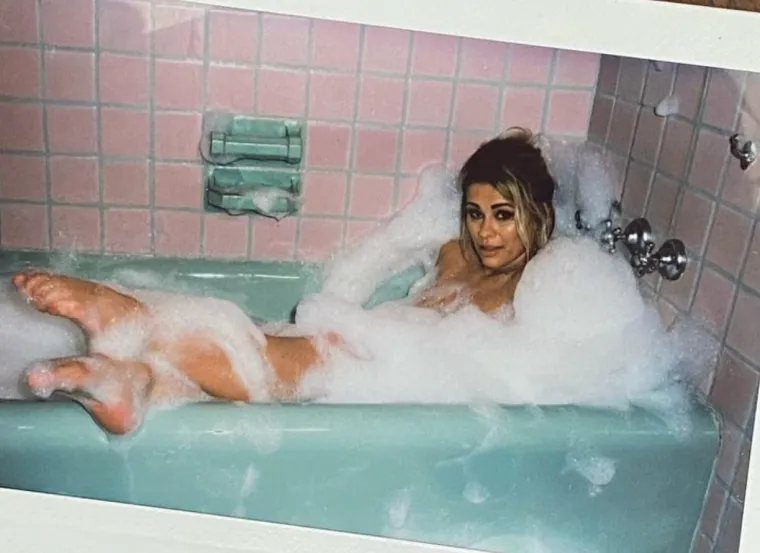 Najzgodnija borkinja nadmašila samu sebe: Vruća Paige u tangama ušla u jacuzzi i podigla temperaturu do usijanja