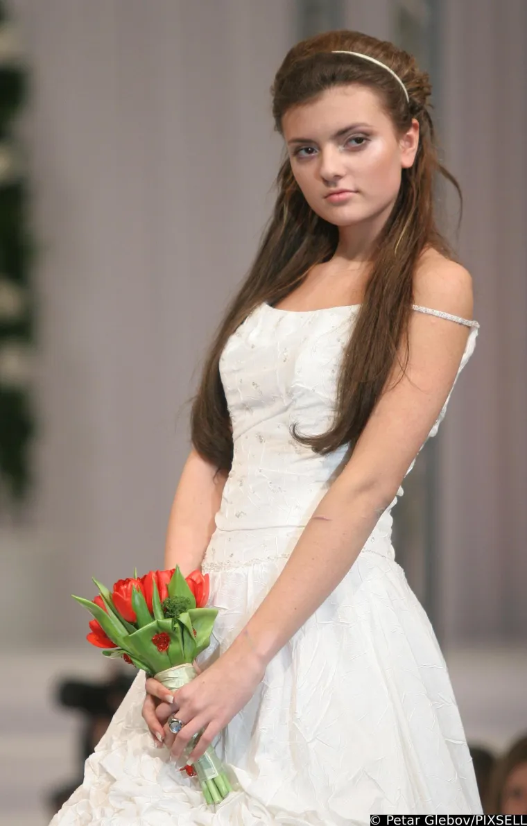 Ella Dvornik javnosti je postala poznata prvo kao kći legendarnog "kralja funka" Dine Dvornika i njegove supruge Danijele.