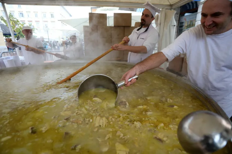 Diljem Hrvatske dobro se jede! Bakalar, fiš paprikaš, srdele: Evo kako guštaju građani