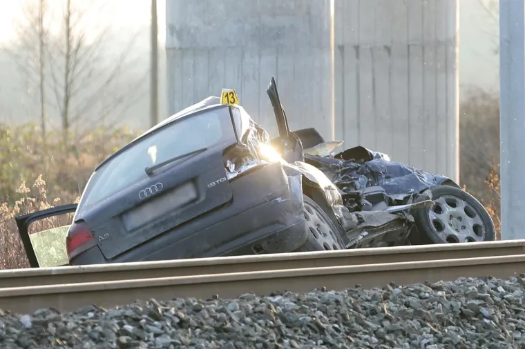 Vlak kod Dugog Sela naletio na auto, vozač je poginuo: Pogledajte scene s mjesta tragedije