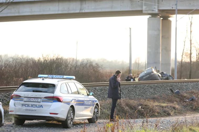 Vlak kod Dugog Sela naletio na auto, vozač je poginuo: Pogledajte scene s mjesta tragedije