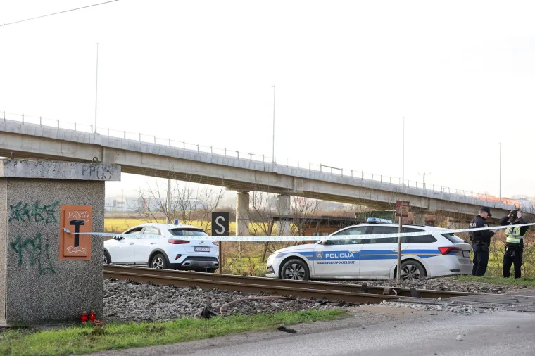 Vlak kod Dugog Sela naletio na auto, vozač je poginuo: Pogledajte scene s mjesta tragedije