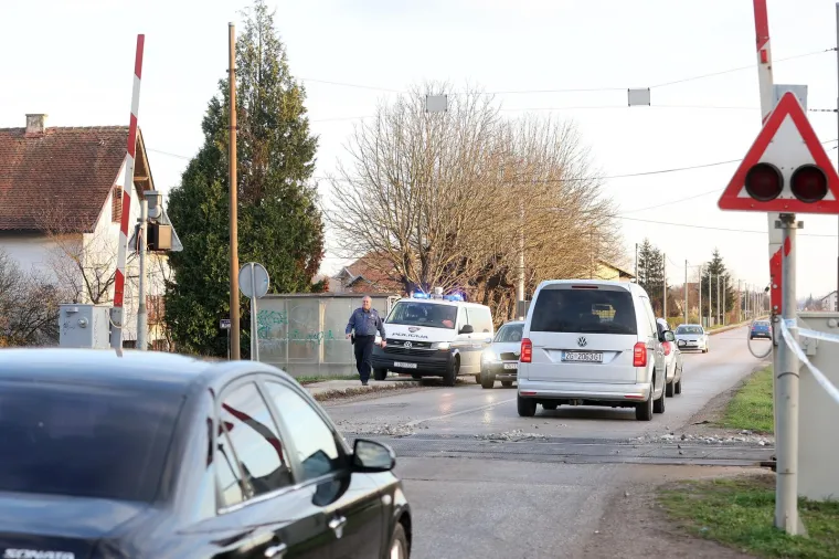 Vlak kod Dugog Sela naletio na auto, vozač je poginuo: Pogledajte scene s mjesta tragedije