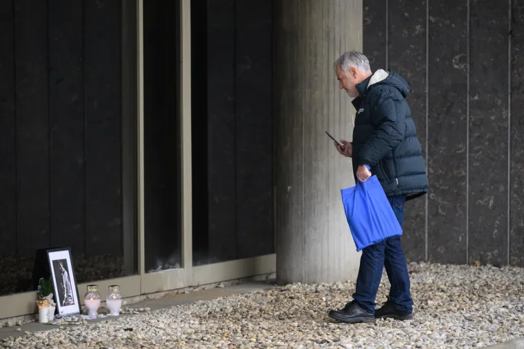 Svijeće ispred Lisinskog gore za Massima: Građani se oproštaju od preminulog glazbenika