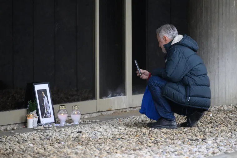 Svijeće ispred Lisinskog gore za Massima: Građani se oproštaju od preminulog glazbenika