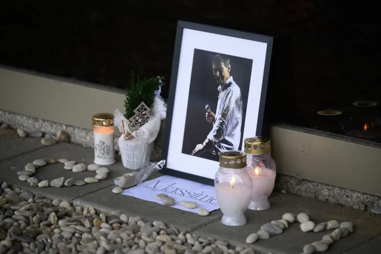 Svijeće ispred Lisinskog gore za Massima: Građani se oproštaju od preminulog glazbenika