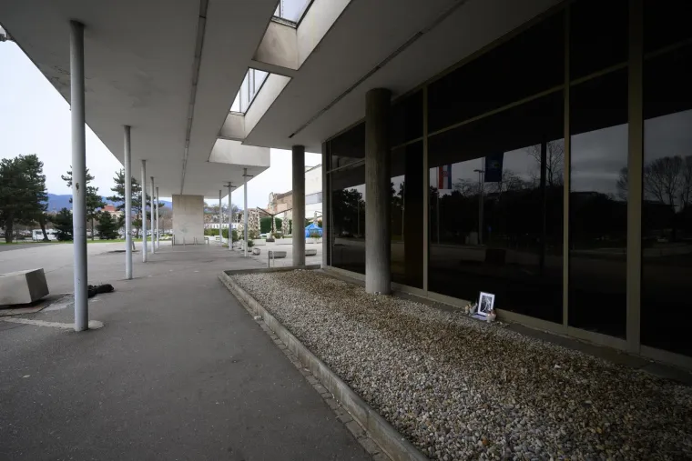 Svijeće ispred Lisinskog gore za Massima: Građani se oproštaju od preminulog glazbenika