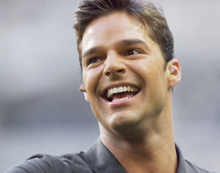 Svoj prvi album na engleskom jeziku objavio je 1999. godine pod nazivom &quot;Ricky Martin&quot;, a najpoznatiji singl sa ovog albuma je pjesma &quot;Livin’ la Vida Loca&quot;. Album je prodan u 22 milijuna kopija i donio mu je svjetsku slavu. Kada se 1999. pojavio spot pjesme &quot;Living La Vida Loca&quot;, svijet je bio u transu. U crnim kožnim hlačama, uvijajući kukovima, prelijepi mladić s rupicom na bradi pjevao je o ljepoti i ludilu života, donoseći dah vrelih plaža Latinske Amerike i miris divljih palmi. Tako je Ricky Martin unio latino zvuk u američku i svjetsku produkciju. Čitavo prvo desetljeće ovog stoljeća bilo je u znaku Rickyja Martina. Za žene širom svijeta bio je simbol ljepote, a malo tko je znao da pripada gay populaciji dok 2010. godine nije to javno objavio.