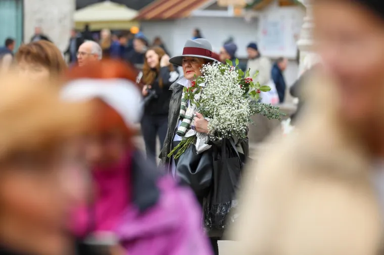 Badnjak u glavnom gradu. Dolac krcat, ali pažnju je ipak zaplijenila jedna osoba: Pozdravljao je sve