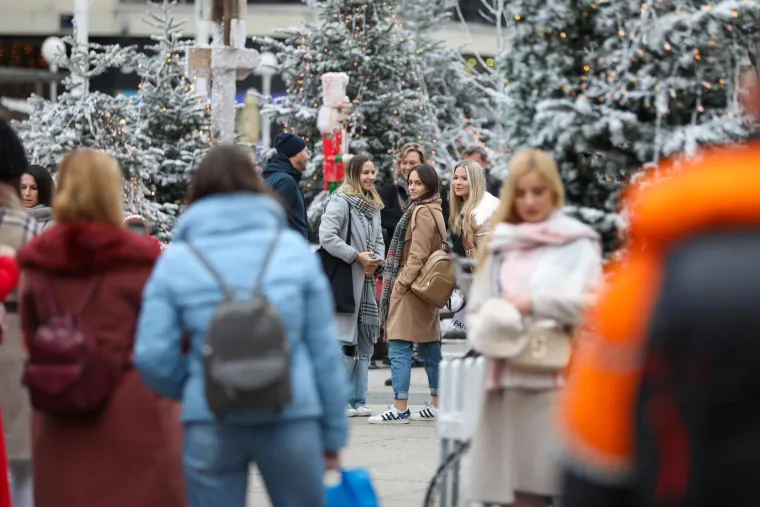 Badnjak u glavnom gradu. Dolac krcat, ali pažnju je ipak zaplijenila jedna osoba: Pozdravljao je sve