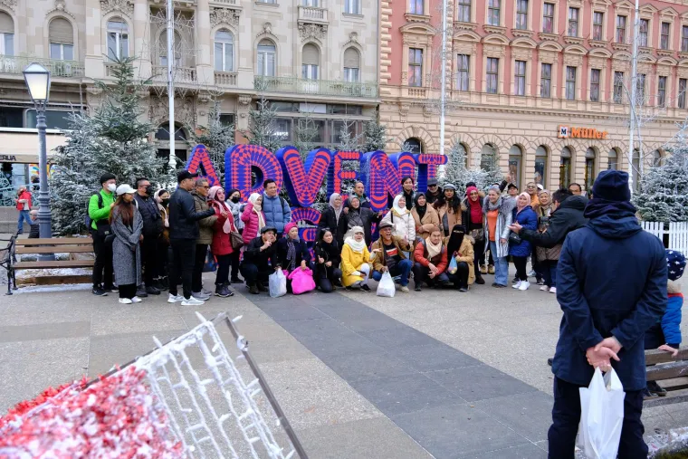 Badnjak u glavnom gradu. Dolac krcat, ali pažnju je ipak zaplijenila jedna osoba: Pozdravljao je sve