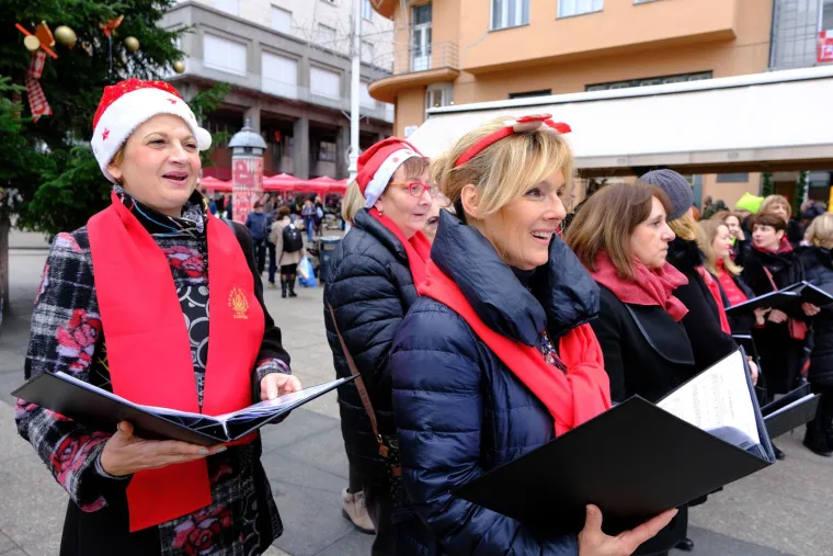 Badnjak u glavnom gradu. Dolac krcat, ali pažnju je ipak zaplijenila jedna osoba: Pozdravljao je sve