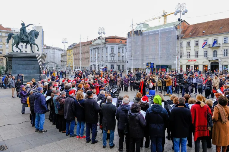 Badnjak u glavnom gradu. Dolac krcat, ali pažnju je ipak zaplijenila jedna osoba: Pozdravljao je sve