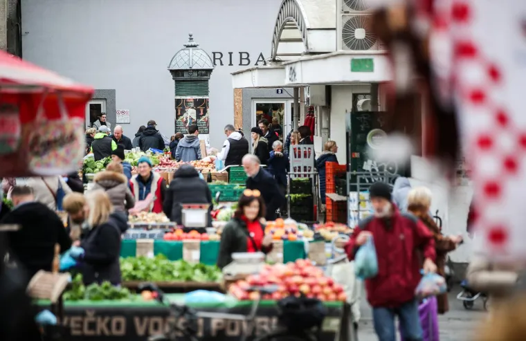 Badnjak u glavnom gradu. Dolac krcat, ali pažnju je ipak zaplijenila jedna osoba: Pozdravljao je sve