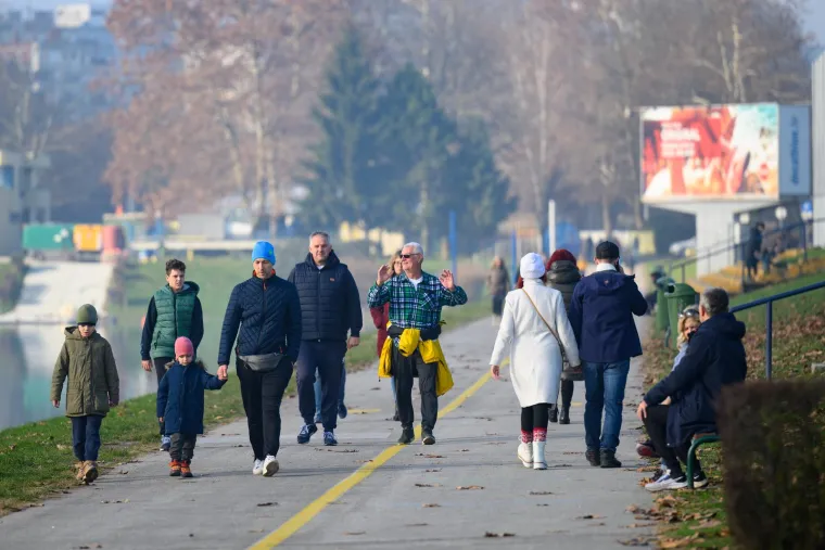 Sunce izmamilo građane na božićnu rekreaciju Jarunom. Oni hrabriji, okupali se u rijeci Vrbas