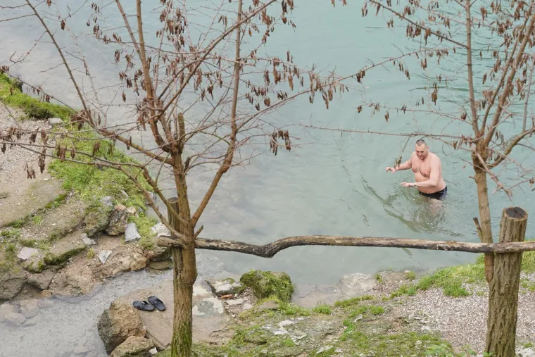 Sunce izmamilo građane na božićnu rekreaciju Jarunom. Oni hrabriji, okupali se u rijeci Vrbas