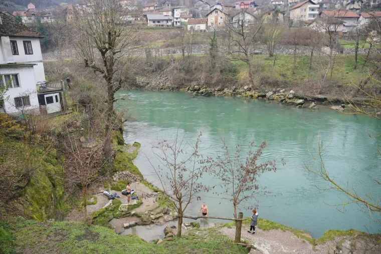 Sunce izmamilo građane na božićnu rekreaciju Jarunom. Oni hrabriji, okupali se u rijeci Vrbas