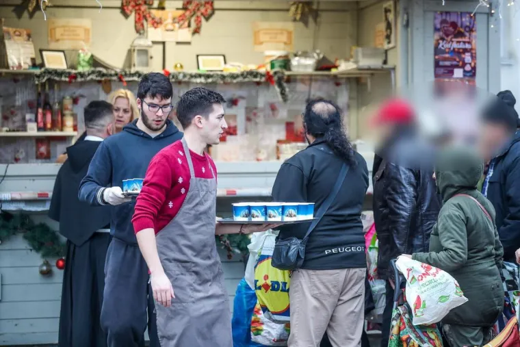 Na Svetom Duhu volonteri i franjevci podijelili pravi božićni ručak: 'Nitko ne smije biti gladan'