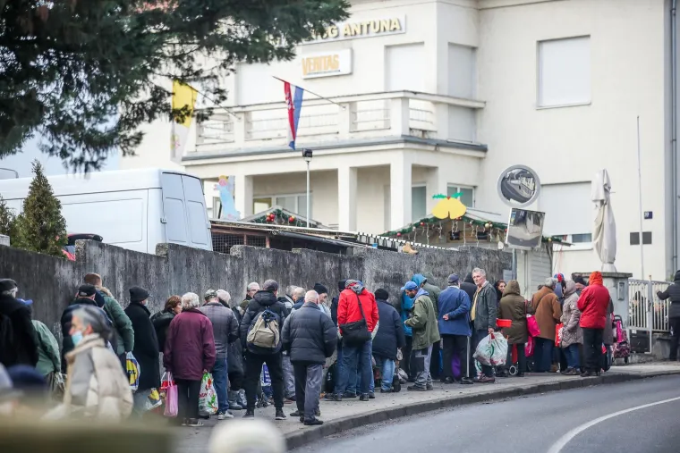 Na Svetom Duhu volonteri i franjevci podijelili pravi božićni ručak: 'Nitko ne smije biti gladan'