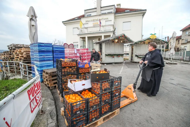 Na Svetom Duhu volonteri i franjevci podijelili pravi božićni ručak: 'Nitko ne smije biti gladan'