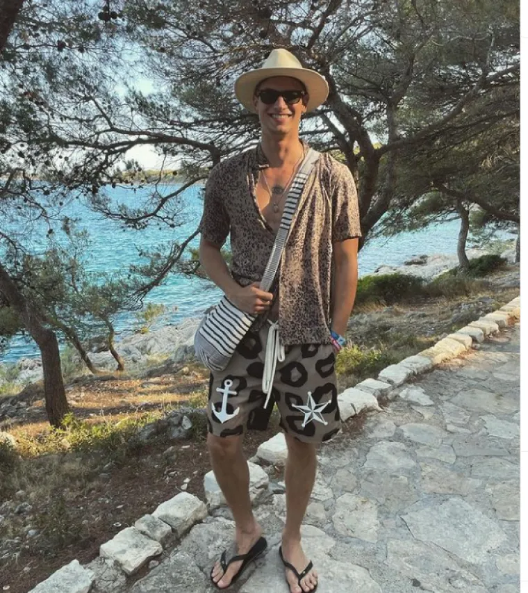 Na Instagramu ga je pratilo više od 16.000 ljudi, a na njemu je često znao pisati i objave o tome koliko je važno biti zahvalan na svemu što imamo svaki dan. 