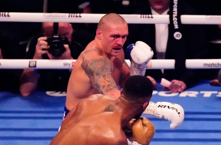 Usyk u napadu na Joshuu. Uništio je prvaka i u potpunosti ga boksački školovao. 
