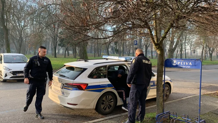 Osumnjičeni za premlaćivanje 'Djeda Mraza' u lisicama doveden u Općinsko državno odvjetni&scaron;tvo