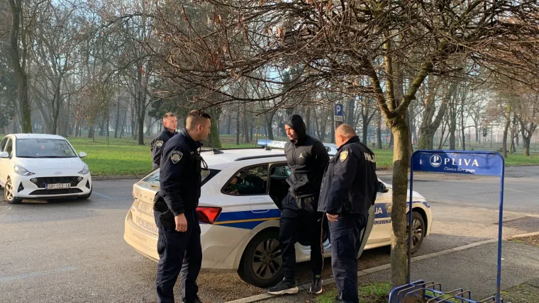 Osumnjičeni za premlaćivanje 'Djeda Mraza' u lisicama doveden u Općinsko državno odvjetni&scaron;tvo