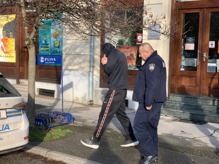 Osumnjičeni za premlaćivanje 'Djeda Mraza' u lisicama doveden u Općinsko državno odvjetni&scaron;tvo