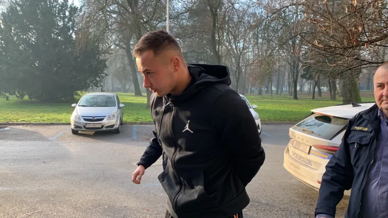 Osumnjičeni za premlaćivanje 'Djeda Mraza' u lisicama doveden u Općinsko državno odvjetni&scaron;tvo