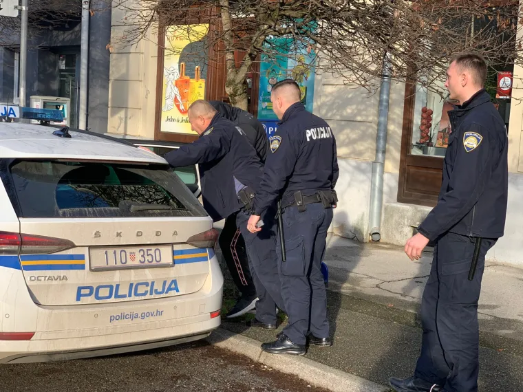 Osumnjičeni za premlaćivanje 'Djeda Mraza' u lisicama doveden u Općinsko državno odvjetni&scaron;tvo