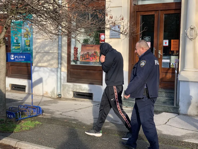 Osumnjičeni za premlaćivanje 'Djeda Mraza' u lisicama doveden u Općinsko državno odvjetni&scaron;tvo