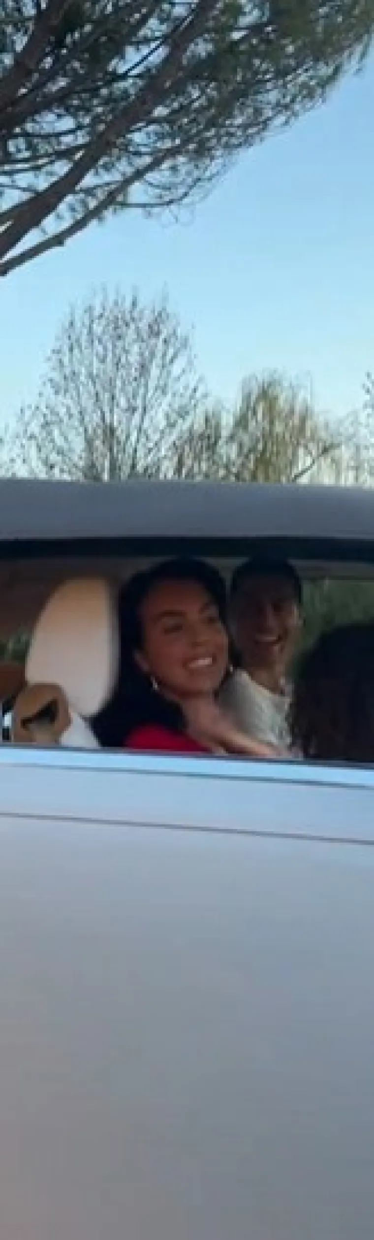 Darovala mu je skupocjen automobil, no, unatoč iznenađenju, na snimci nedostaje kemije između njih dvoje. 'Hladnoća između njih dvoje svaki put sve vi&scaron;e dolazi do izražaja, kao na primjer u posljednjem videu koji su objavili', rečeno je u emisiji Socialite.