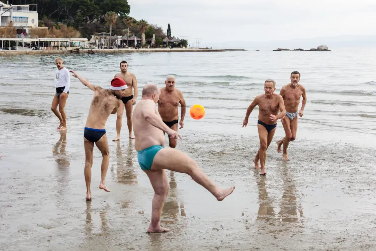 Picigin je jači i od zime! Ovako danas izgledaju Bačvice, čovjek bi rekao da je ljeto