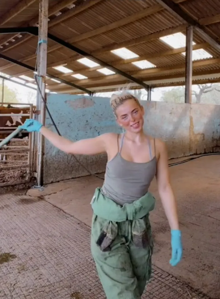 Ella Burnett na TikToku prati više od 90.000 ljudi, dok na Instagramu svoje farmerske pustolovine dijeli s više od 12.000 pratitelja. 