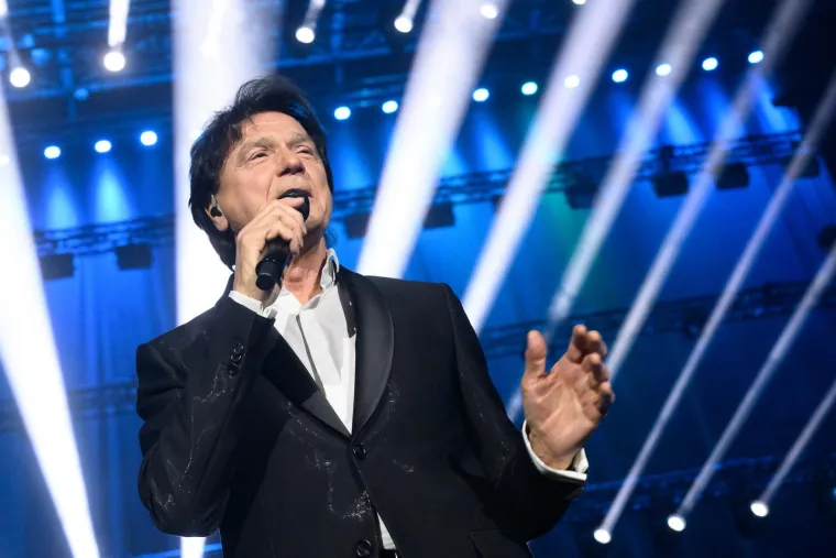 Jedan od najvećih jugoslavenskih &scaron;armera doživio je prilično zanimljivo iskustvo kada je prvi put vodio ljubav, a mjesto na kojem se sve odigralo jo&scaron; je fascinantnije: "Desilo se to na livadi, pa nisam ja džabe Bosanac! Okolo je bio kamenjar, kraj rijeka, čista idila. Kao dijete iz grada bio sam jako fin prema tim seljankama koje su čuvale ovce," sa smije&scaron;kom će Čola.