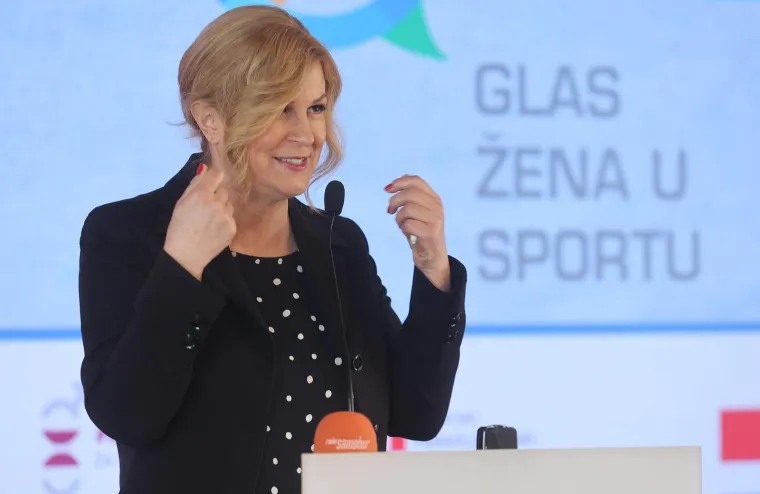 Svoje najranije djetinjstvo provodila je u selu Lubarska pokraj Martinova Sela na Rječini. Za Večernji je list opisala kako je izgledalo njeno djetinjstvo: "Kao mala često sam odlazila na slap, koji me uvijek uspavljivao. Tamo je i jedna vodenica, mlin staroga Ga&scaron;para koji sad vodi njegov sin. Kako su moji roditelji puno radili, tata je bio mesar, a mama je, uz vođenje kućanstva, pomagala tati, odrastala sam kao divlje dijete: igrali smo se po poljima, kopali zemunice, verali se po stablima, a znala sam napraviti i praćku te sam razbijala susjedima prozore. Odrastala sam s dečkima, čak sam dobro igrala nogomet. Bila su to predivna vremena, bar &scaron;to se tiče sigurnosti za nas djecu. U &scaron;kolu sam najprije i&scaron;la u Jelenju, četiri razreda, a poslije u Dražice. U Jelenje smo i&scaron;li pje&scaron;ice svaki dan, oko tri kilometra do &scaron;kole i natrag, ali smo skretali u &scaron;ume, trčali. U Dražice smo u &scaron;kolu putovali autobusima, ali smo se popodne često vraćali pje&scaron;ice kući".