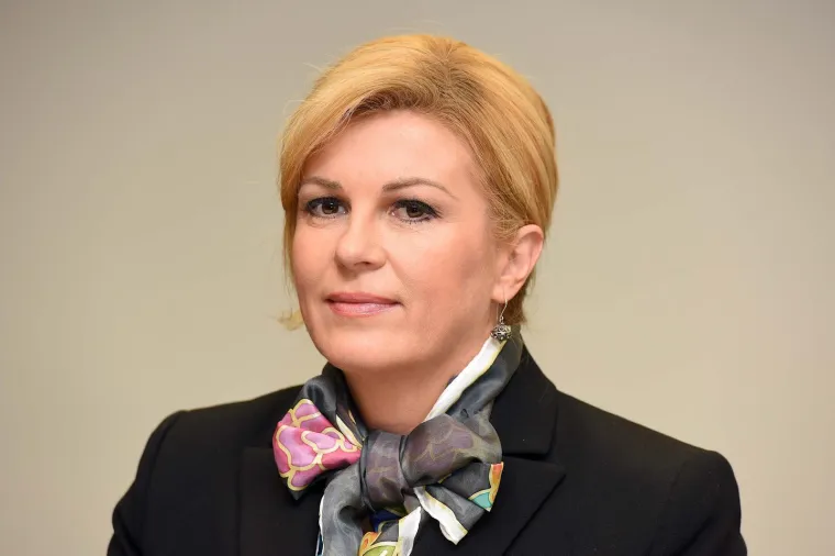 Kolinda Grabar Kitarović podrijetlom je s Grobin&scaron;ćine. Njezini djed i baka s očeve strane u potpunosti su apolitični, dok je djed s majčine strane, Viktor Matejčić iz Jelenja, bio je član Hrvatske seljačke stranke. Nakon "Krvave nedjelje" priključio se antifa&scaron;ističkom pokretu, a u borbama s Nijemcima za Rijeku, te&scaron;ko je ranjen, a od posljedica ranjavanja je i preminuo. Njegovu je ženu, Ivanku Matejčić, svećenik spasio od strijeljanja pa je zavr&scaron;ila u logoru u Trstu. Kolinda je jednom prilikom istaknula kako su majčini roditelji, iako sudionici narodnooslobodilačkog pokreta, bili protivnici komunizma i praktični katolici, te da su je odgajali kao domoljubi i poznavatelji hrvatske povijesti.