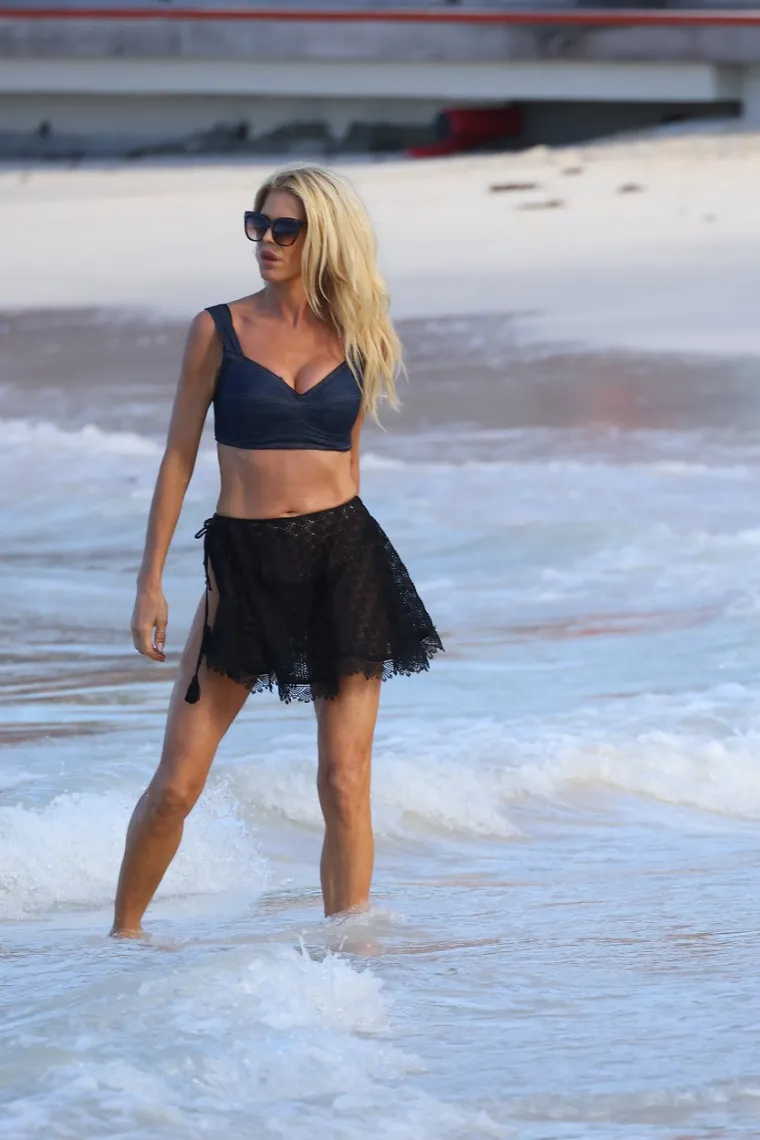 Victoria Silvstedt se prešetavala u oskudnom bikiniju i opravici: Kada se sagnula, suknjica joj otkrila i ono što nije trebala