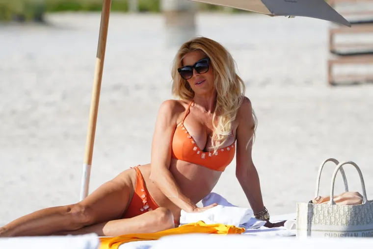Victoria Silvstedt se prešetavala u oskudnom bikiniju i opravici: Kada se sagnula, suknjica joj otkrila i ono što nije trebala