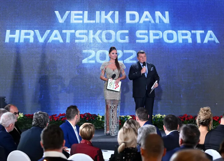 Naša najljepša sportska novinarka Mila Horvat se pojavila na pozornici i ukrala svu pažnju