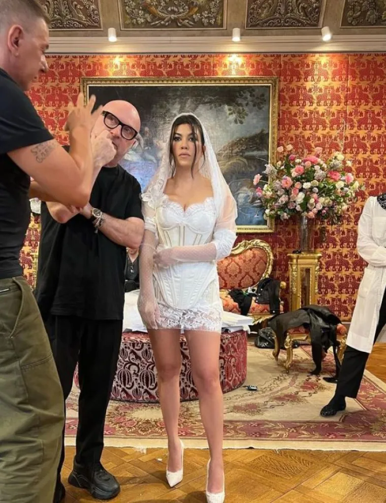 Kourtney Kardashian i Travis Baker vjenčali su se na ljeto, a cijela obitelj je za vjenčanje bila odjevena u odjeću Dolce &amp; Gabbane. 